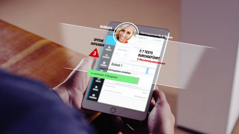 Mann mit iPad in der Hand checkt seine Trainingsergebnisse.