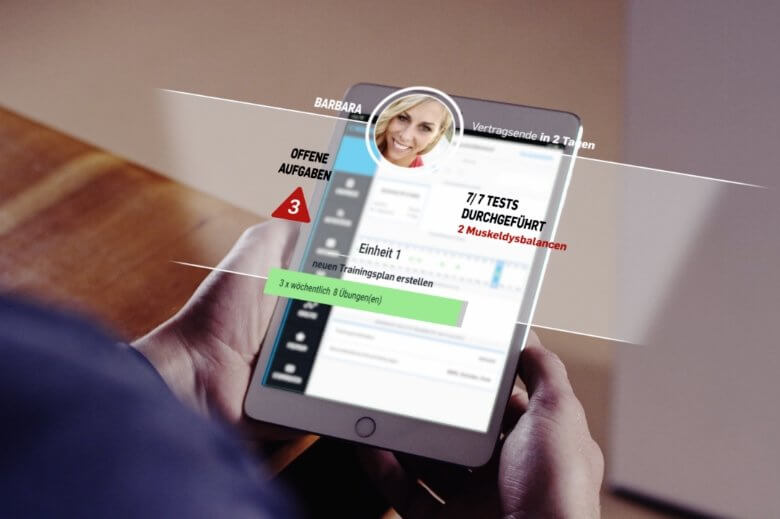 Mann mit iPad in der Hand checkt seine Trainingsergebnisse.