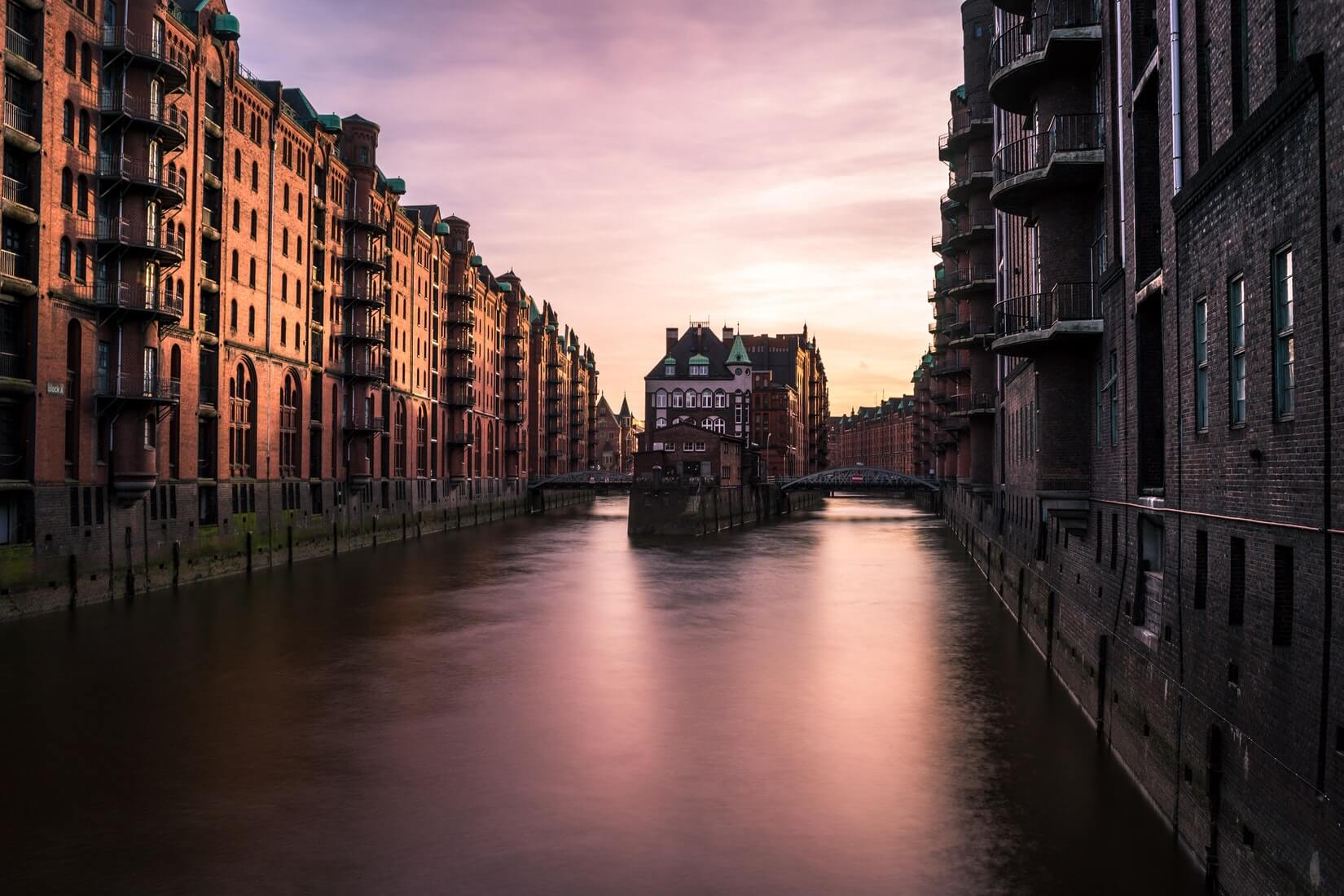 Ein Bild beim Sonnenuntergang aus der Speicherstadt in Hamburg
