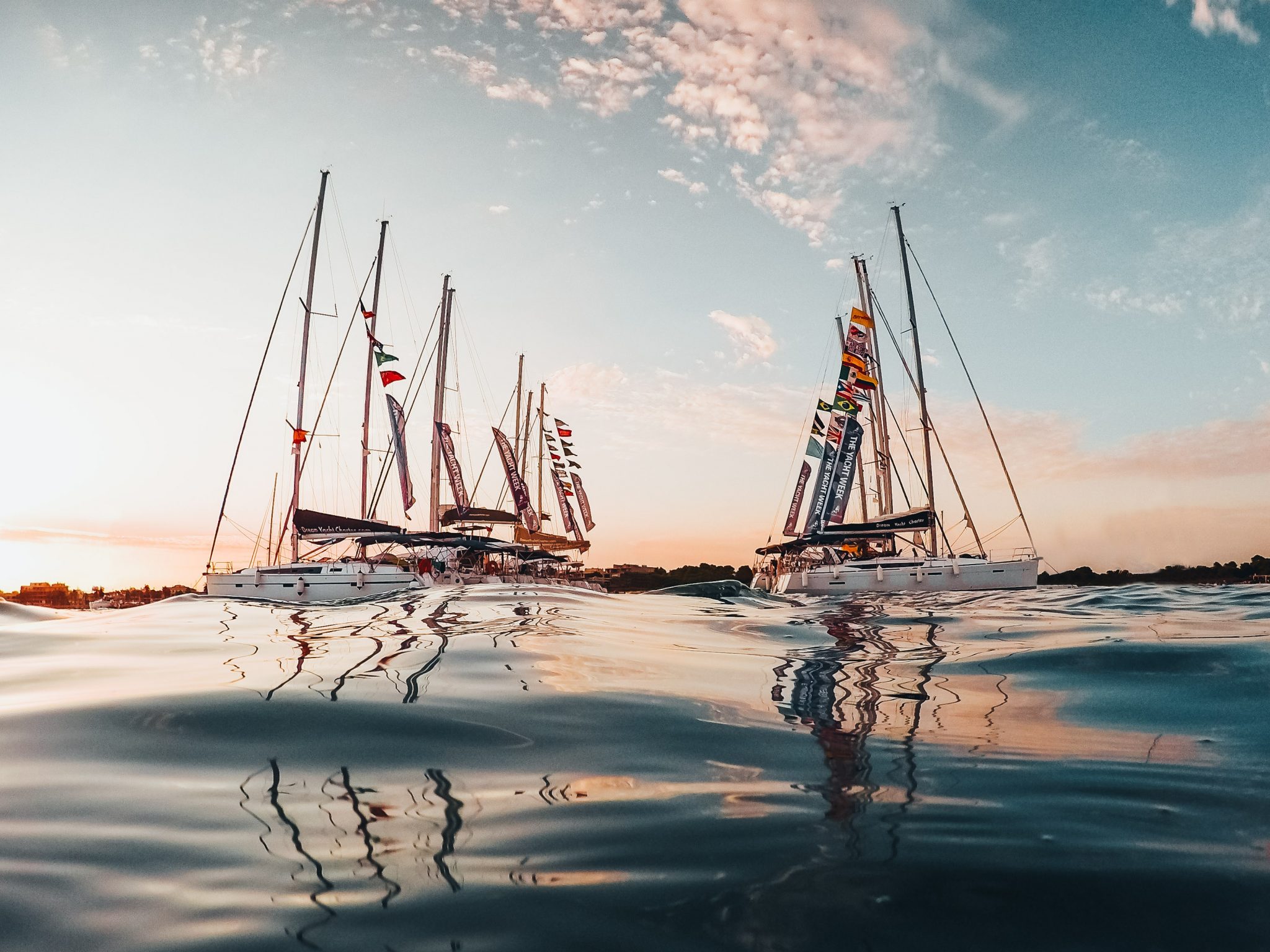 EIn Bild von einer ruhigen Bucht mit unterschiedlichen Segelbooten vor Anker