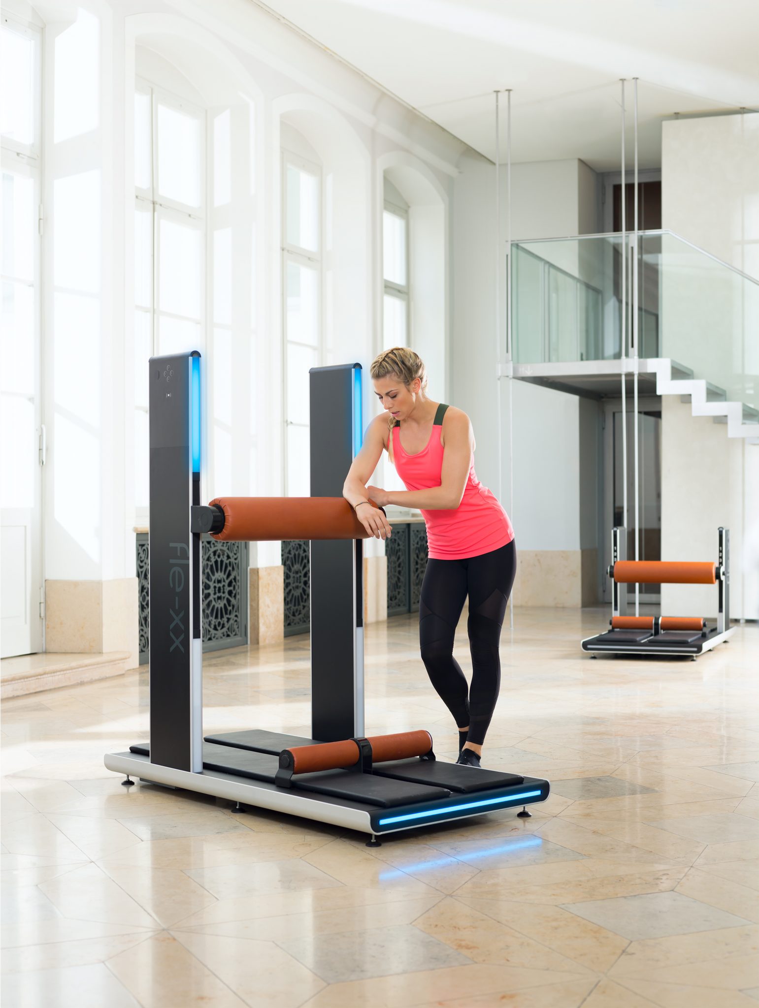 Ein Bild von einer jungen Dame vor einem Flexx - Gerät