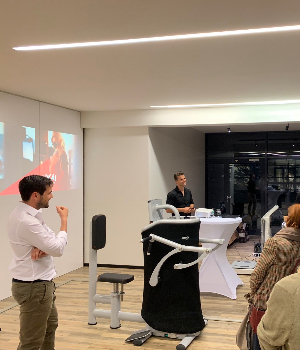 Ein Bild von zwei Jungs beim Vortragen in einem Studio