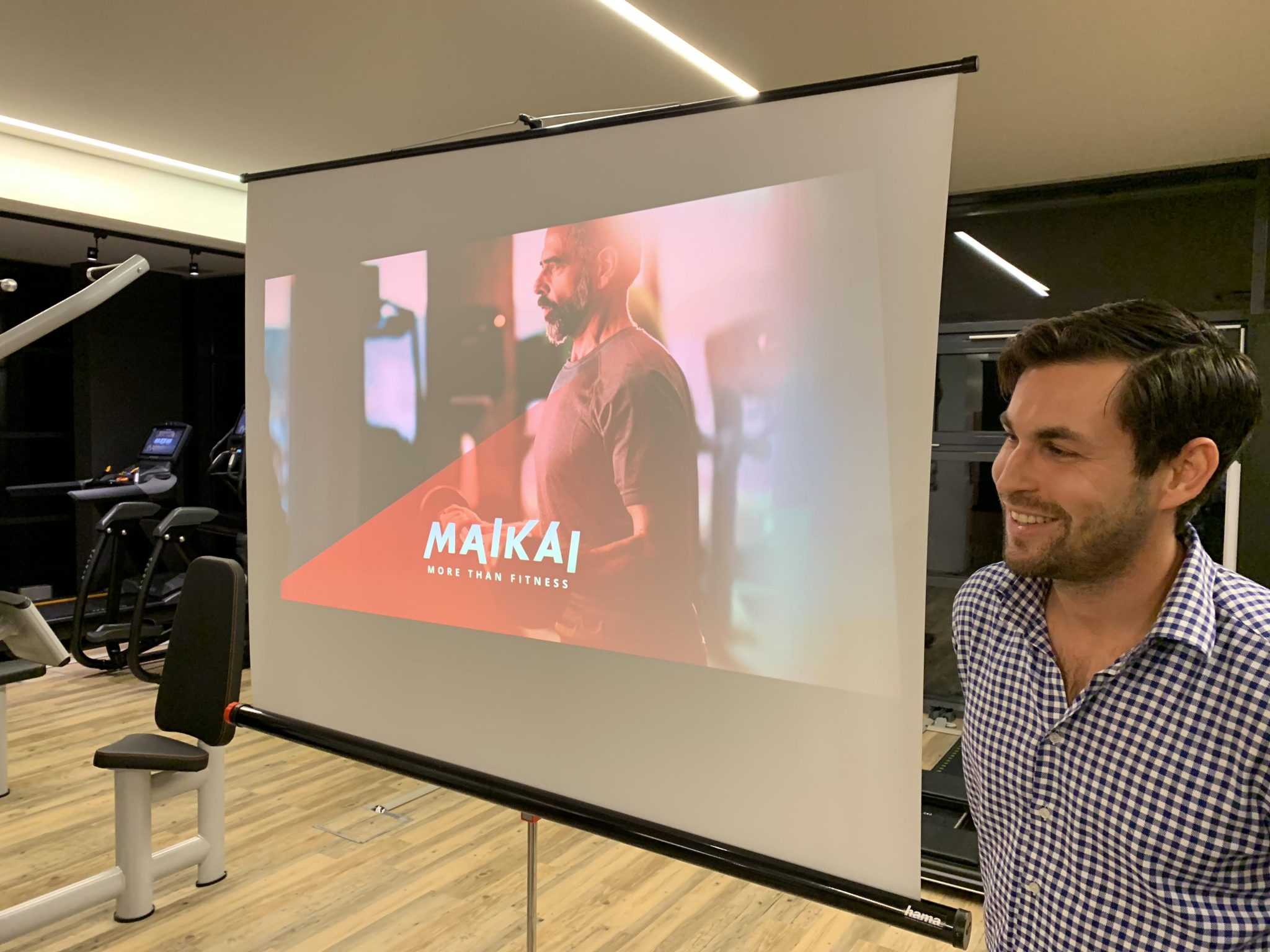 Ein Foto von Lukas vor einer MAIKAI - Folie in einem Studio