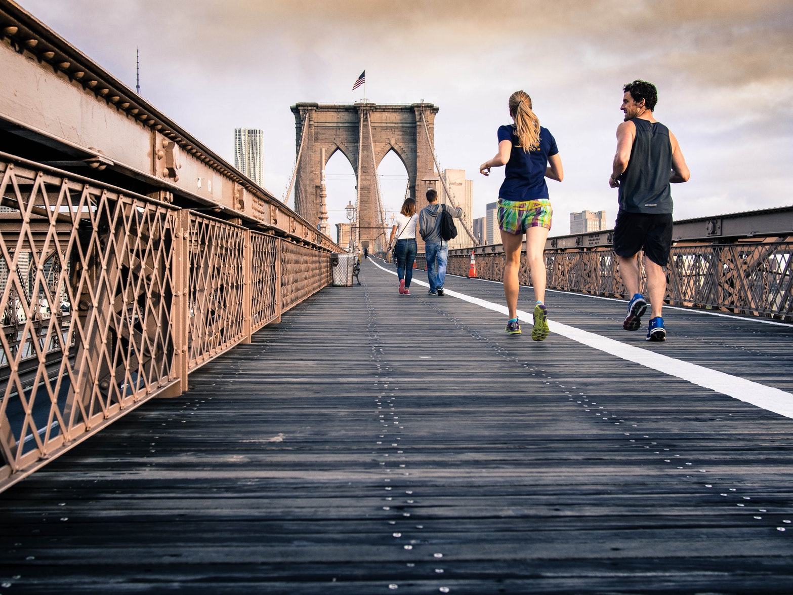 Ein Bild von zwei Joggerin in New York auf einer Brücke