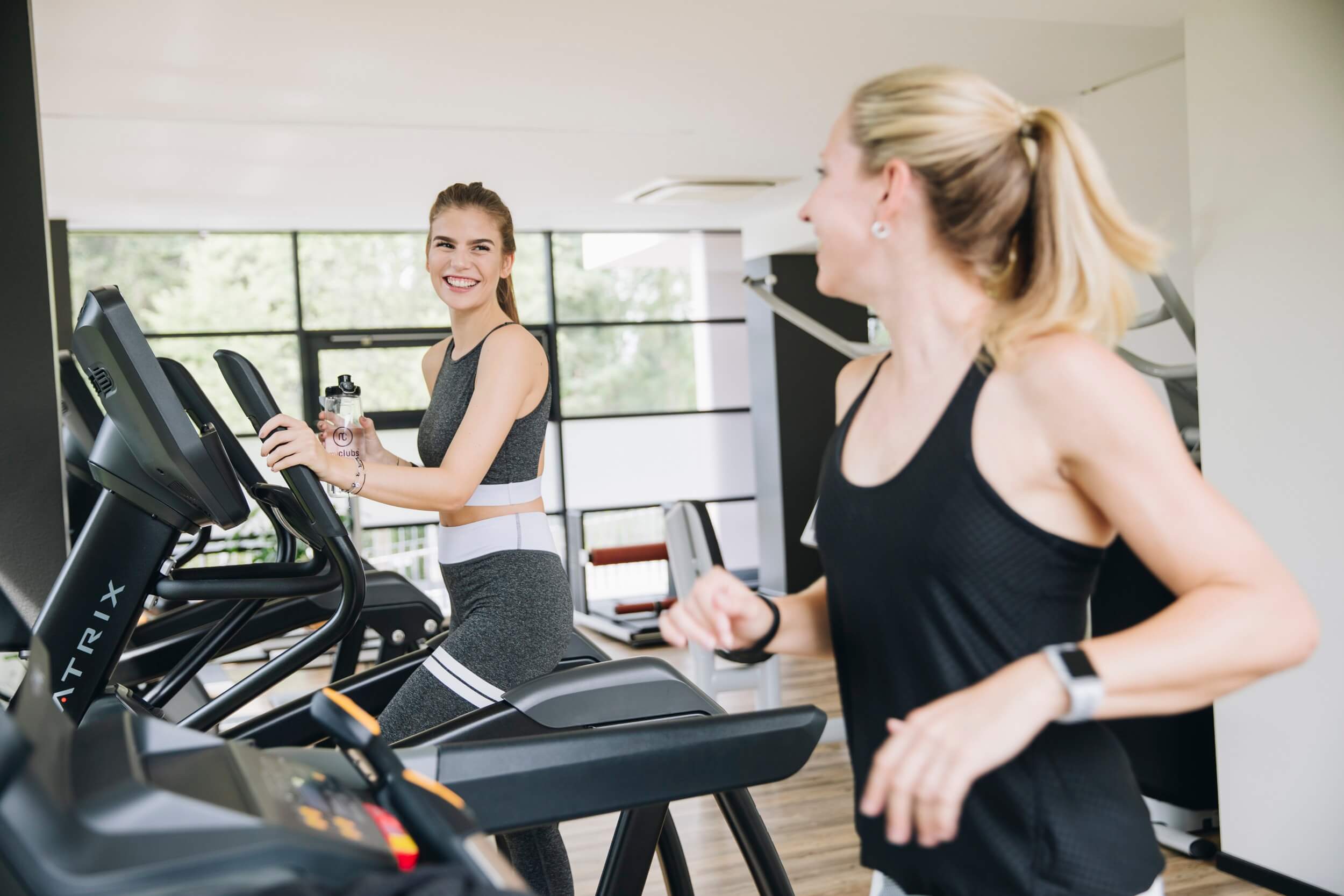 Laufband und Stepper bei MAIKAI Fitness in Salzburg