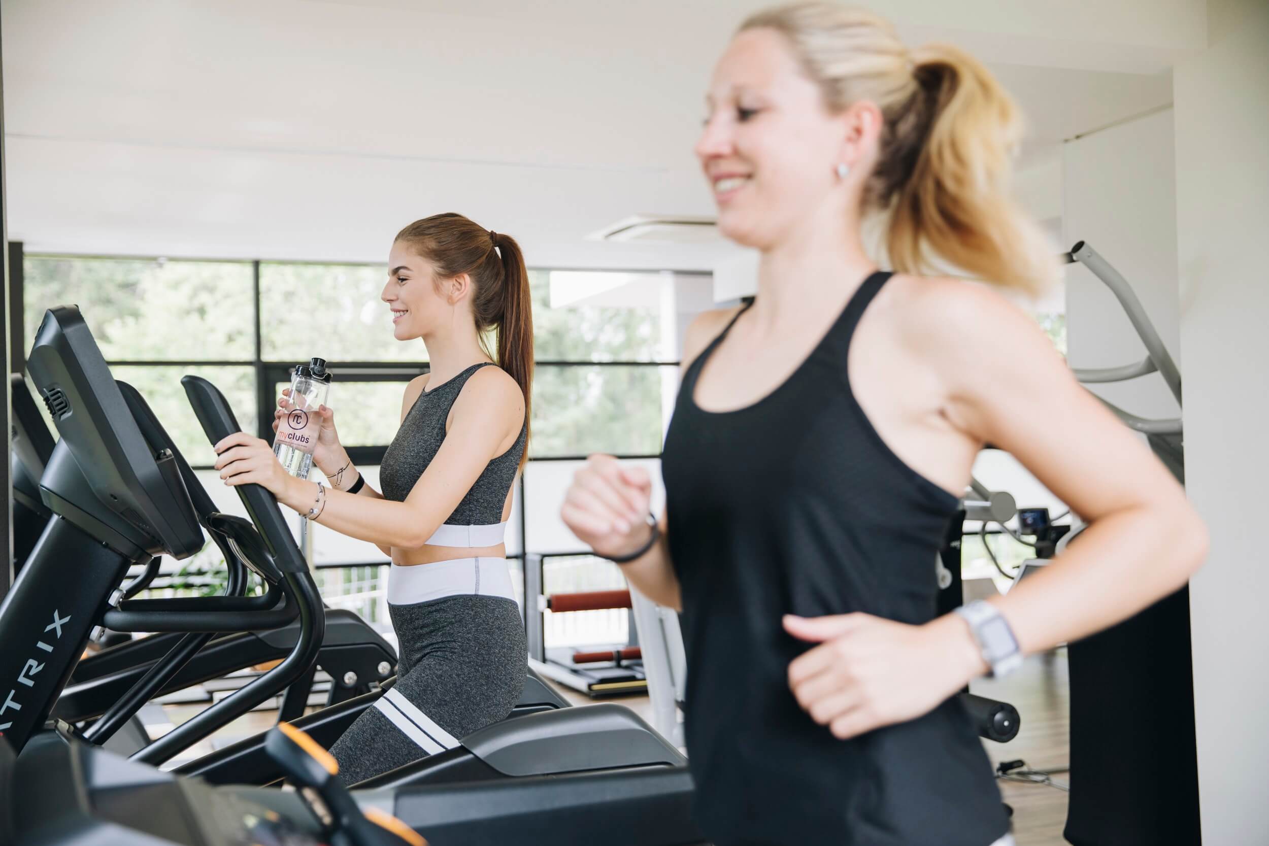 Laufband und Stepper bei MAIKAI Fitness in Salzburg