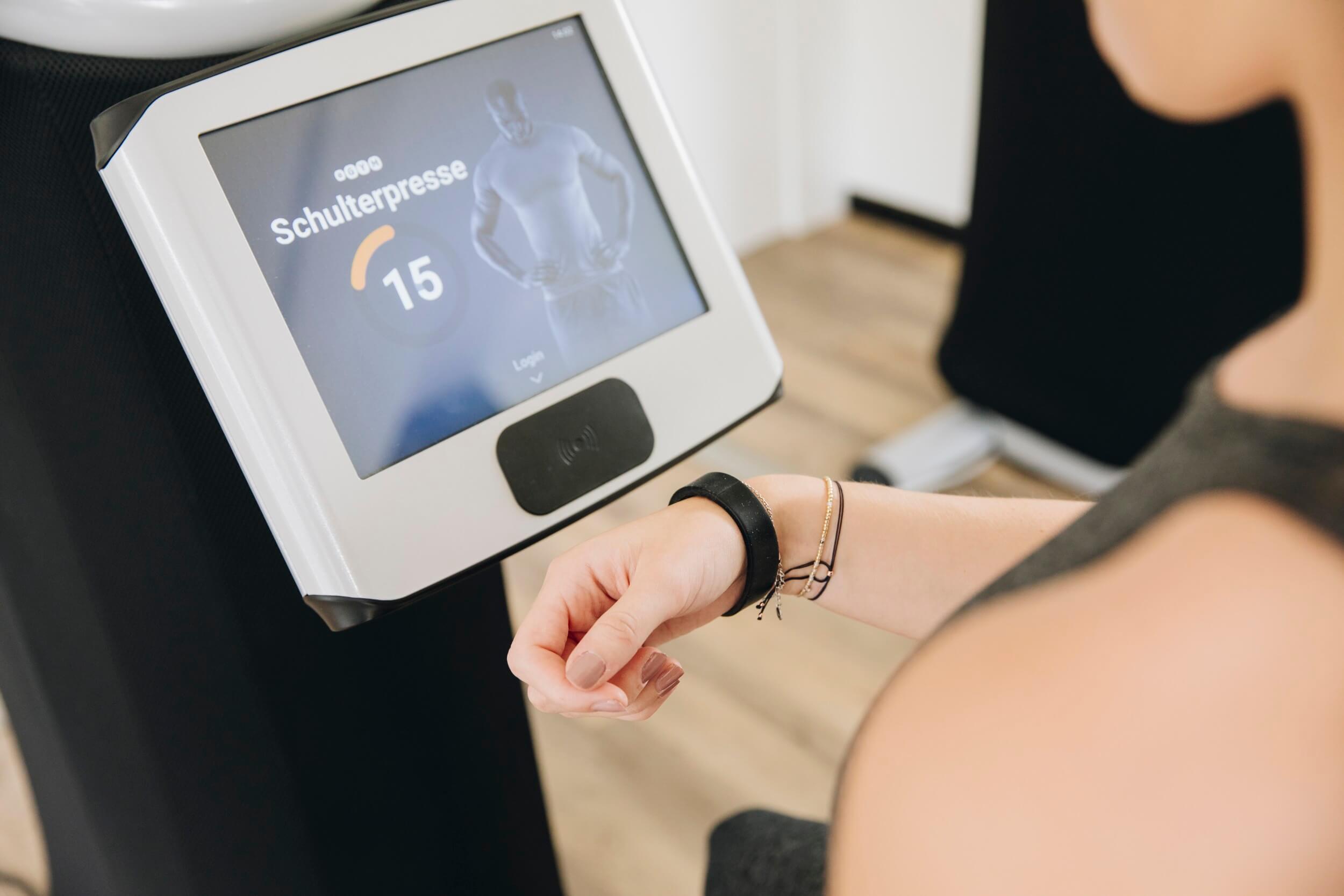 Check-in bei den Geräten bei MAIKAI Fitness in Salzburg