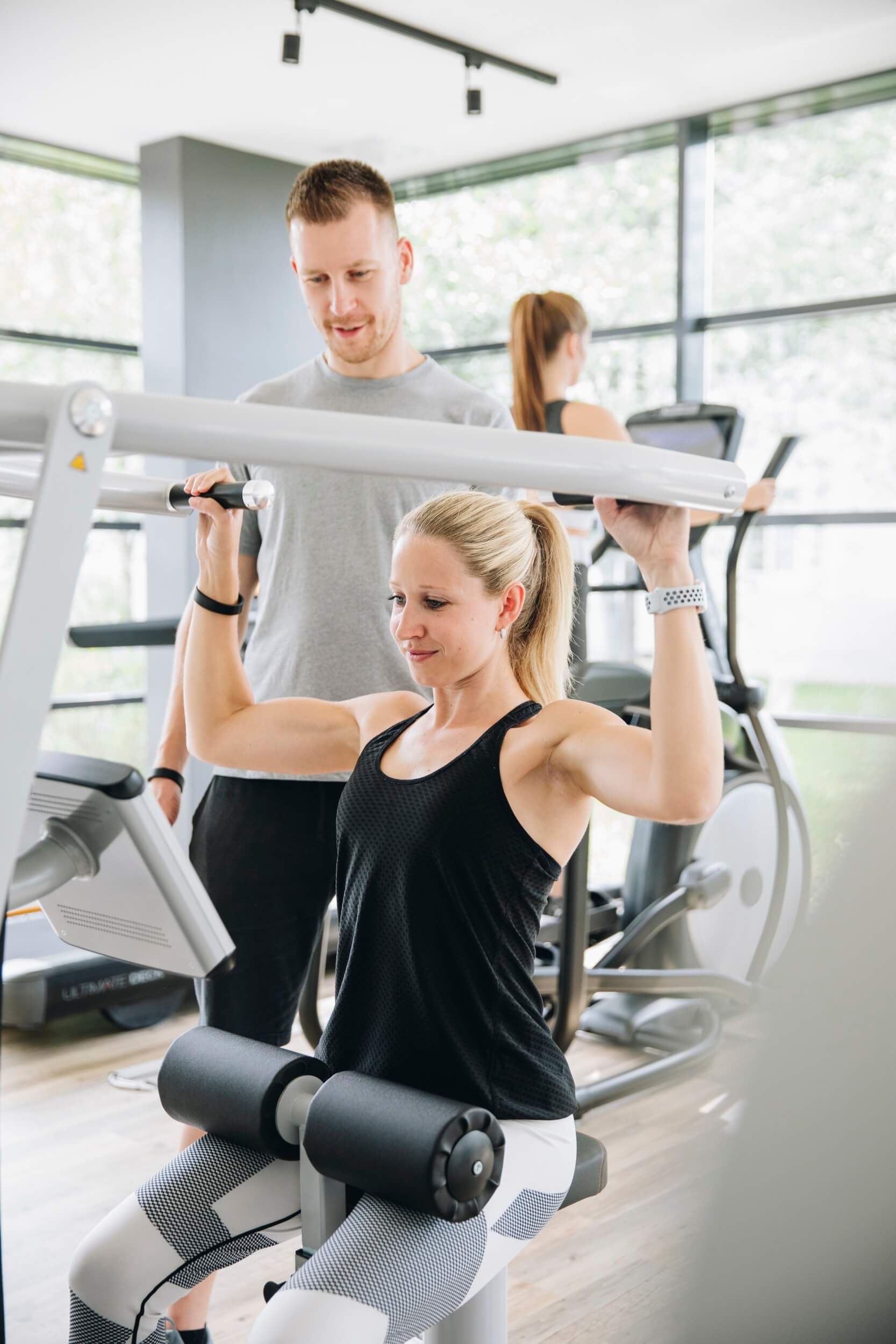 Schultertraining mit Trainer bei MAIKAI Fitness