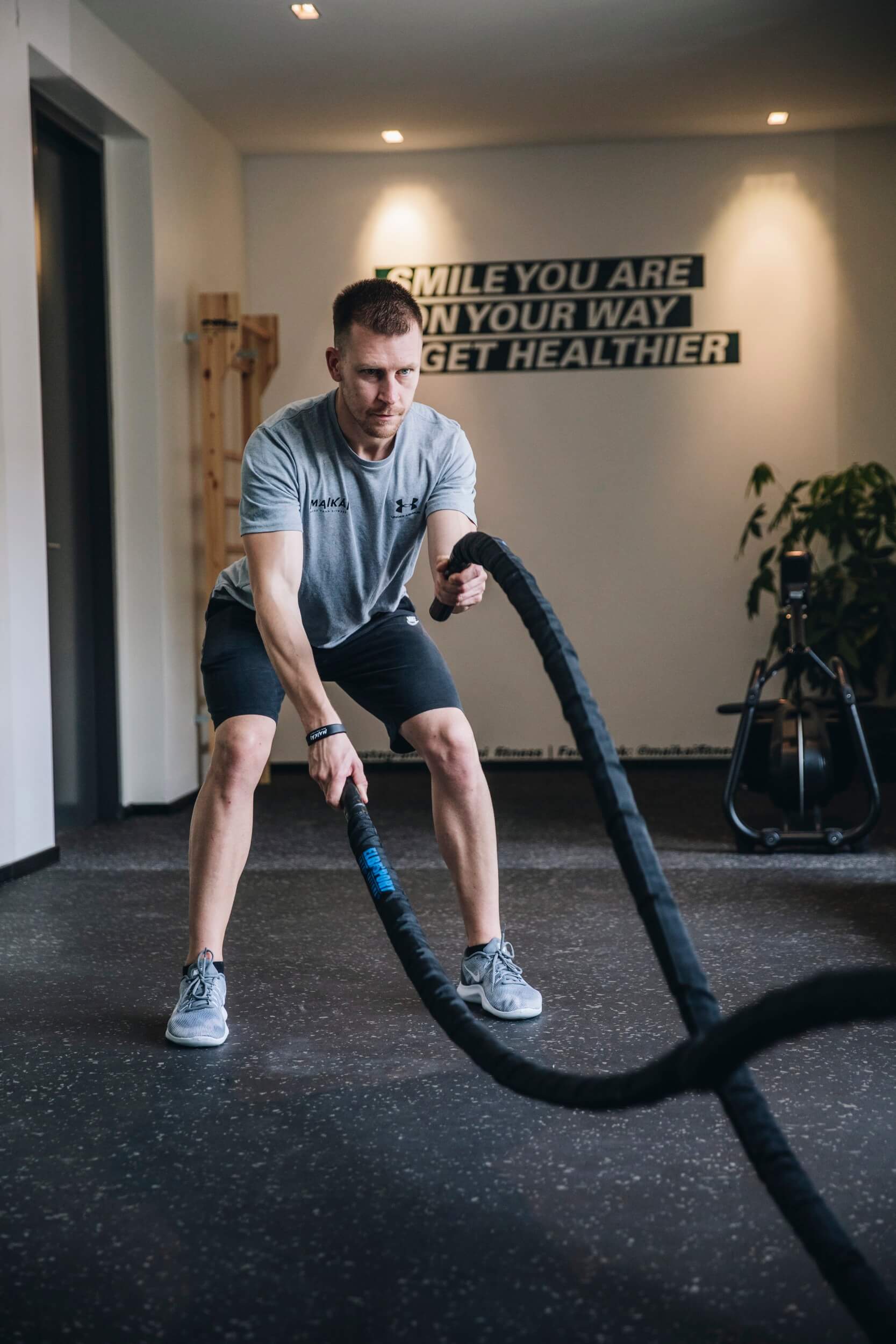 Ropes Swing Training Mann bei MAIKAI Fitness in Salzburg